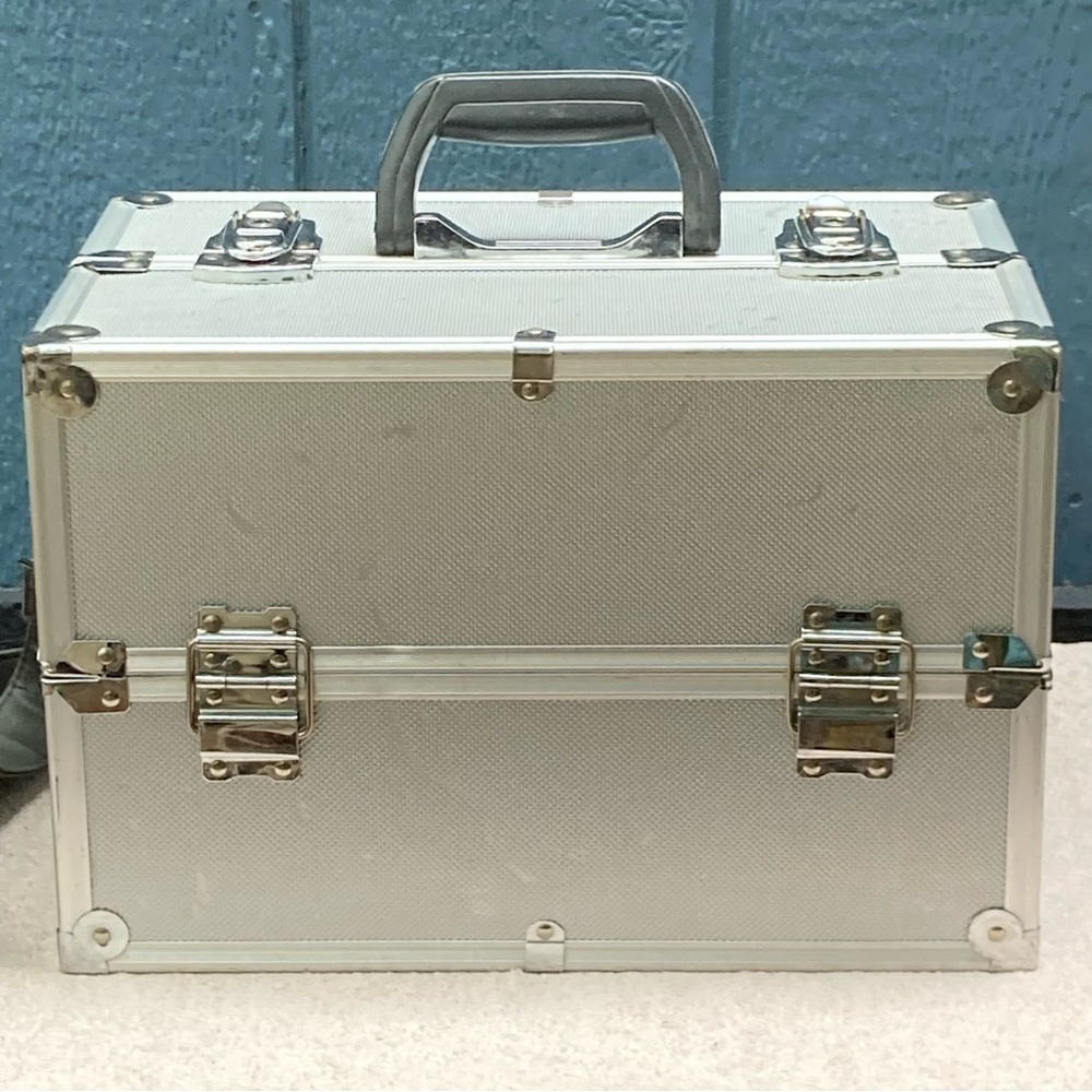 Large Expanding Makeup/Cosmetic/Tool/Tackle Box Case w/Shoulder Strap-Silver - Picture 2 of 11